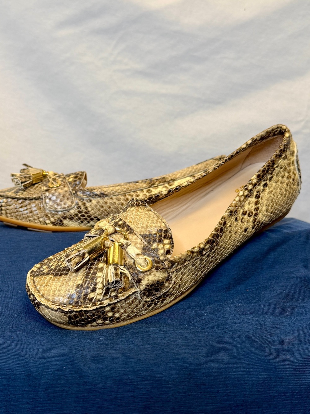 STUART WEITZMAN Women’s Beige Tan Snake Print Tassel Leather Driving Flats; SZ 7